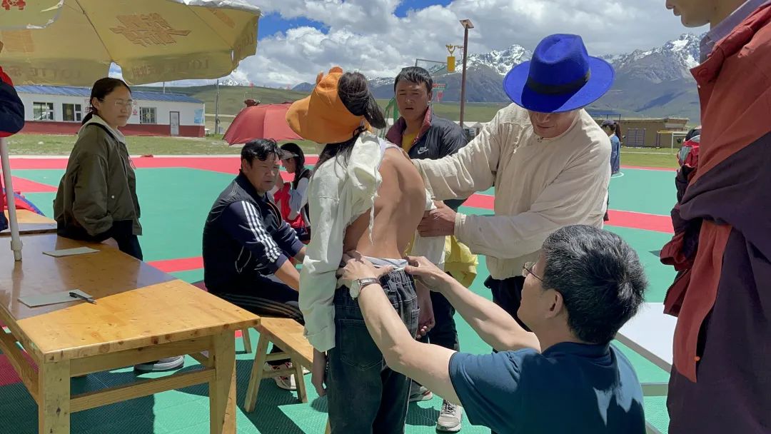 “携手共助格桑花挺起脊梁